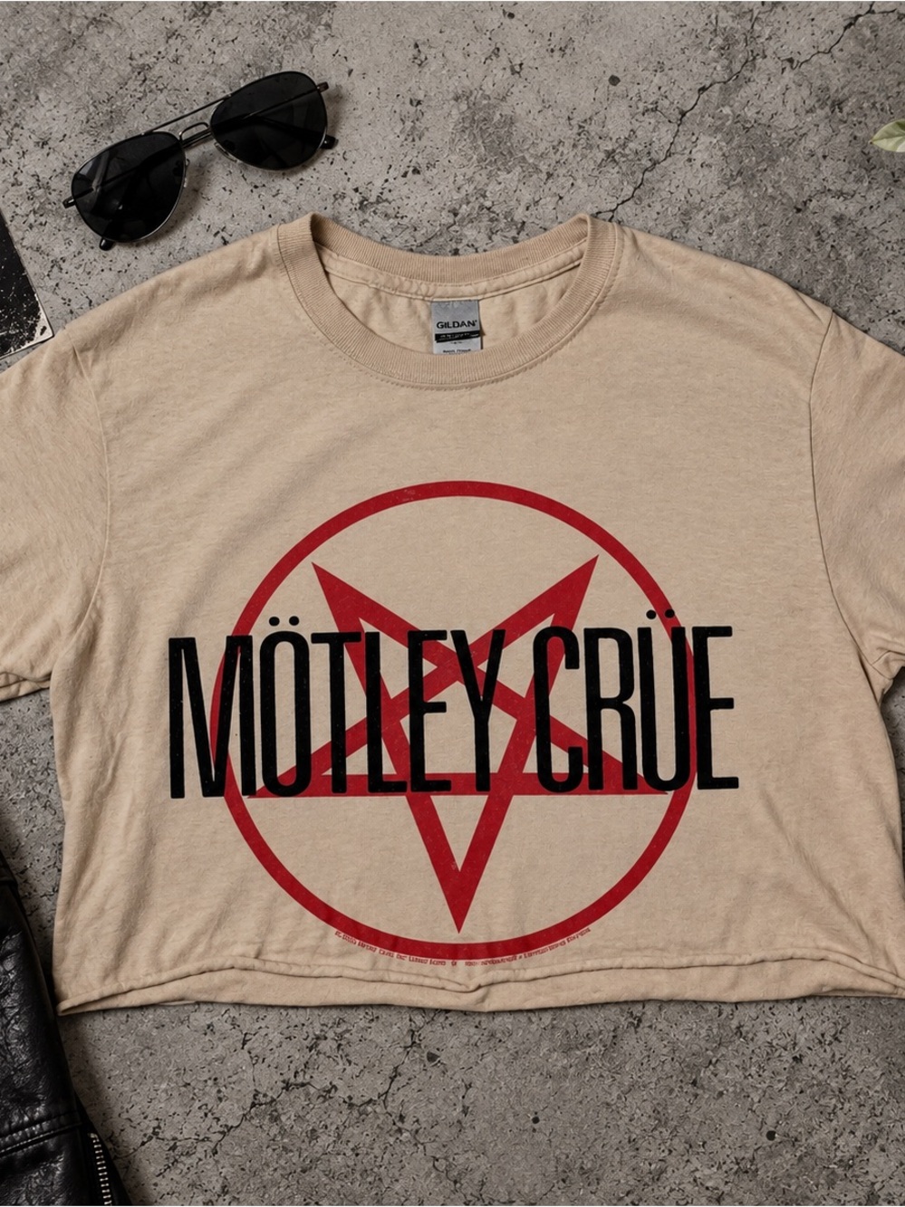 Mötley Crüe Women’s Cropped Graphic T-Shirt Size Small – Beige/Tan Rock Band Tee